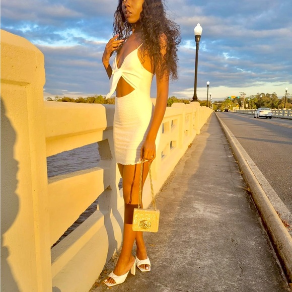 ‼️ $6.25 when you bundle 4 dresses for $25 ‼️🛑☄️White Mini Dress 🤍 - Picture 3 of 5